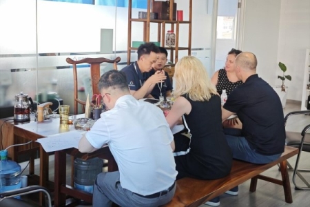 国外客户莅临我司考察，深化外贸交流与合作